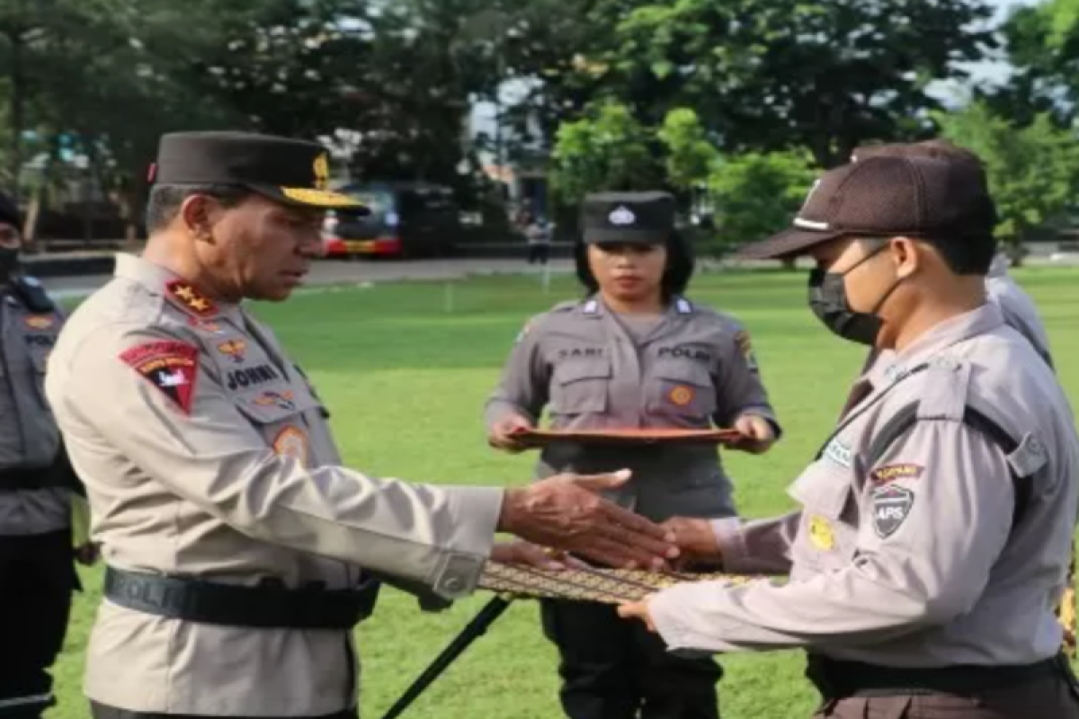 Kapolda NTT beri penghargaan bagi dua satpam gagalkan pencurian