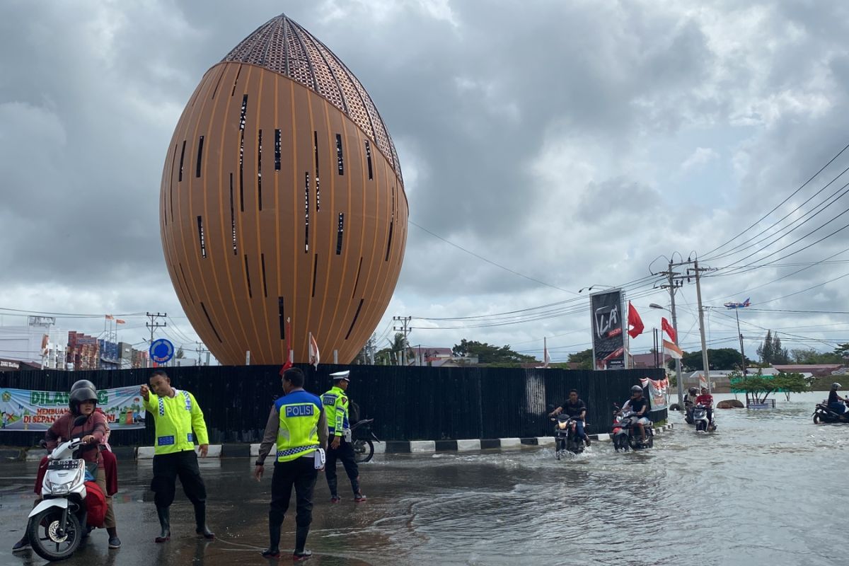 Jalan protokol Sigli tergenang banjir, Satlantas atur lalu lintas.