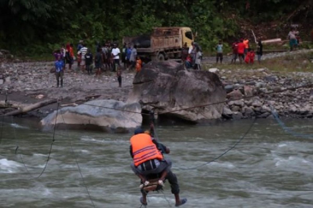 Kapolres Pegubin sebut pohon pengikat jembatan gantung tumbang jadi penyebab insiden Diguel