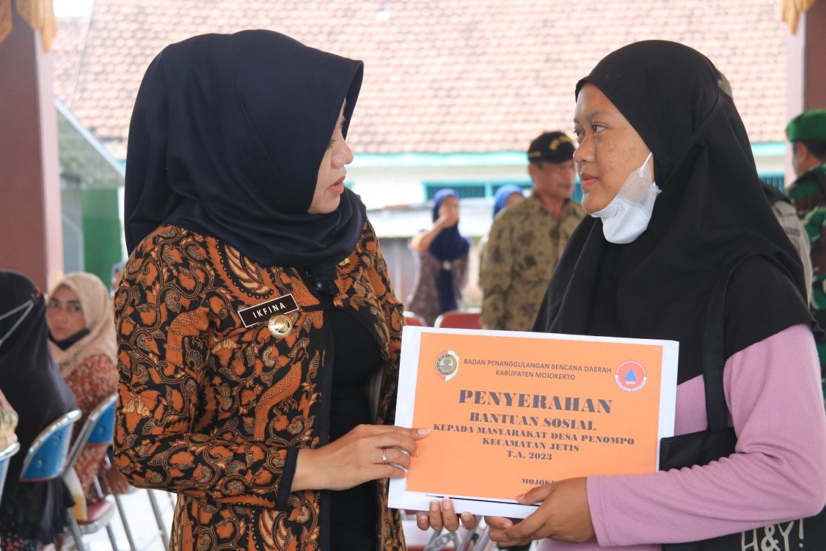 Pemkab serahkan bantuan warga korban angin kencang di Mojokerto