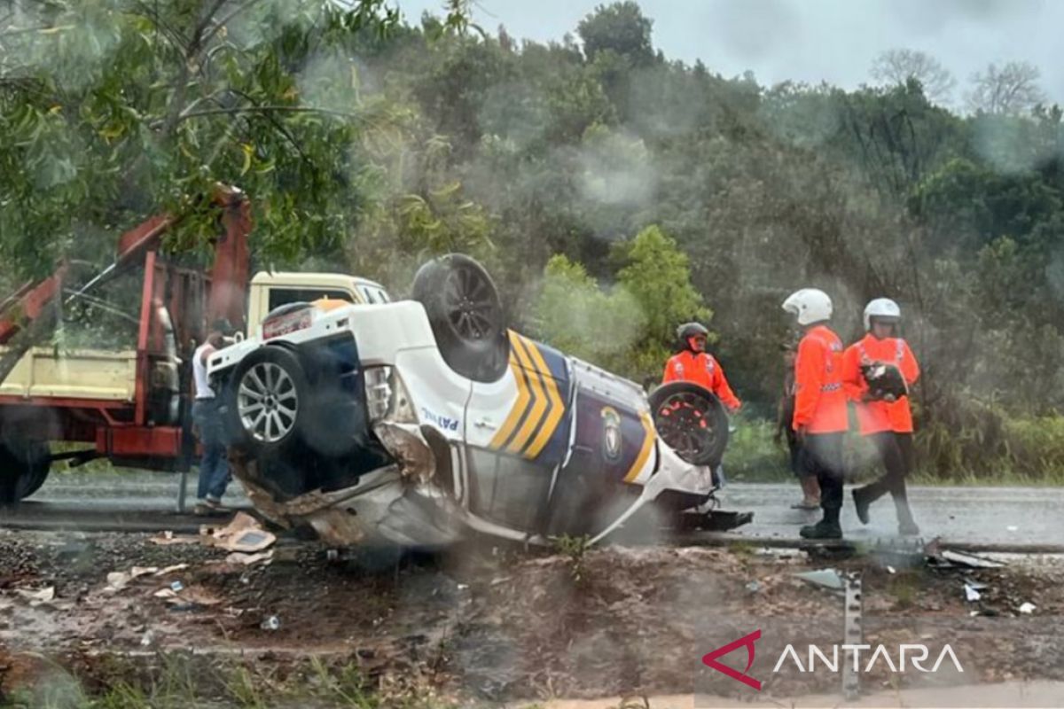 Mobil patwal Dinas Perhubungan Kepri terbalik akibat jalan licin