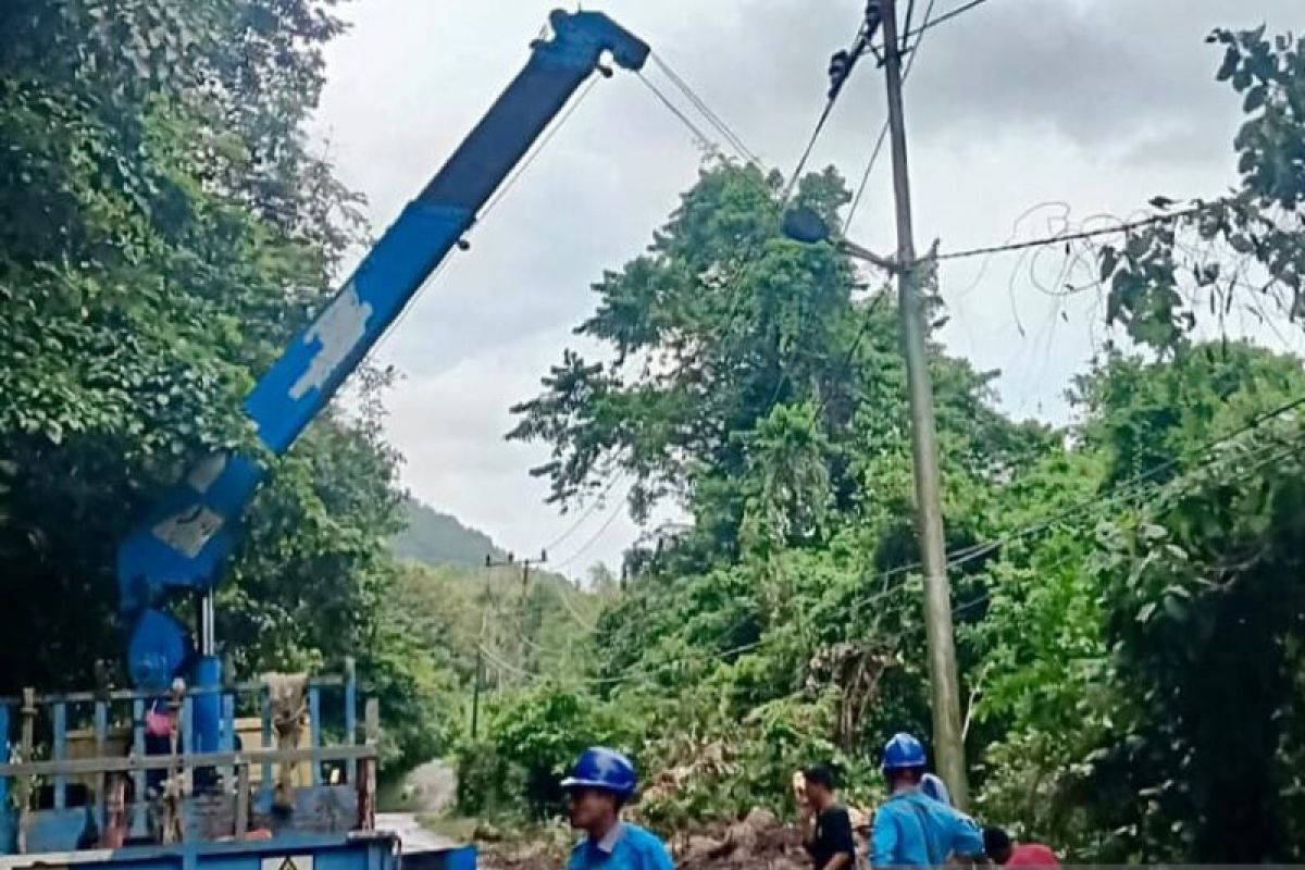 24 tiang listrik di Sabang rusak akibat terdampak longsor dan pohon tumbang