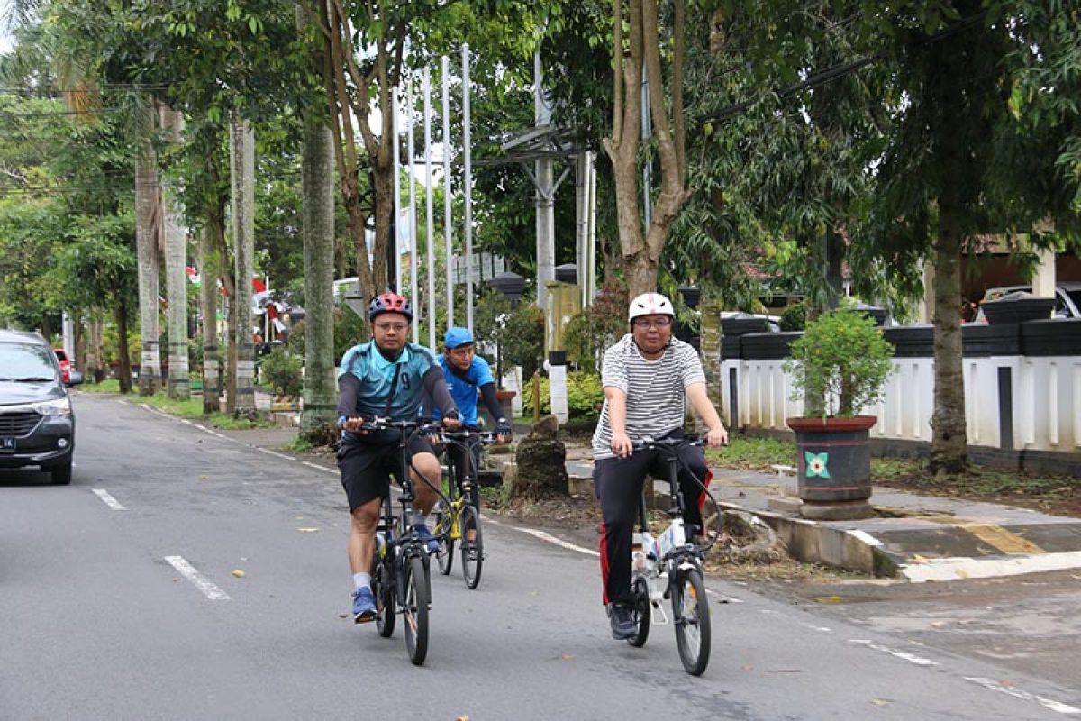 PLN Magelang sepeda bersama sambil inspeksi jaringan listrik