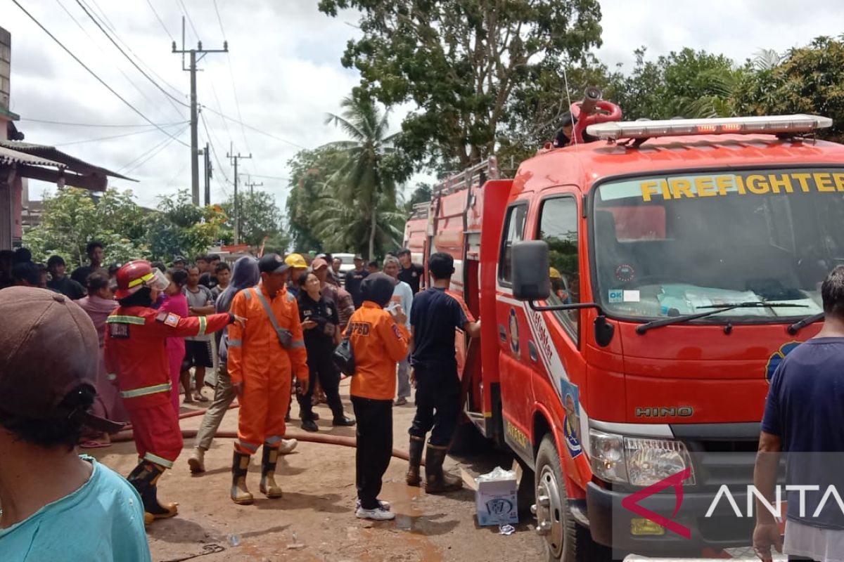 Dua unit damkar padamkan api yang membakar toko pertanian di Desa Rias