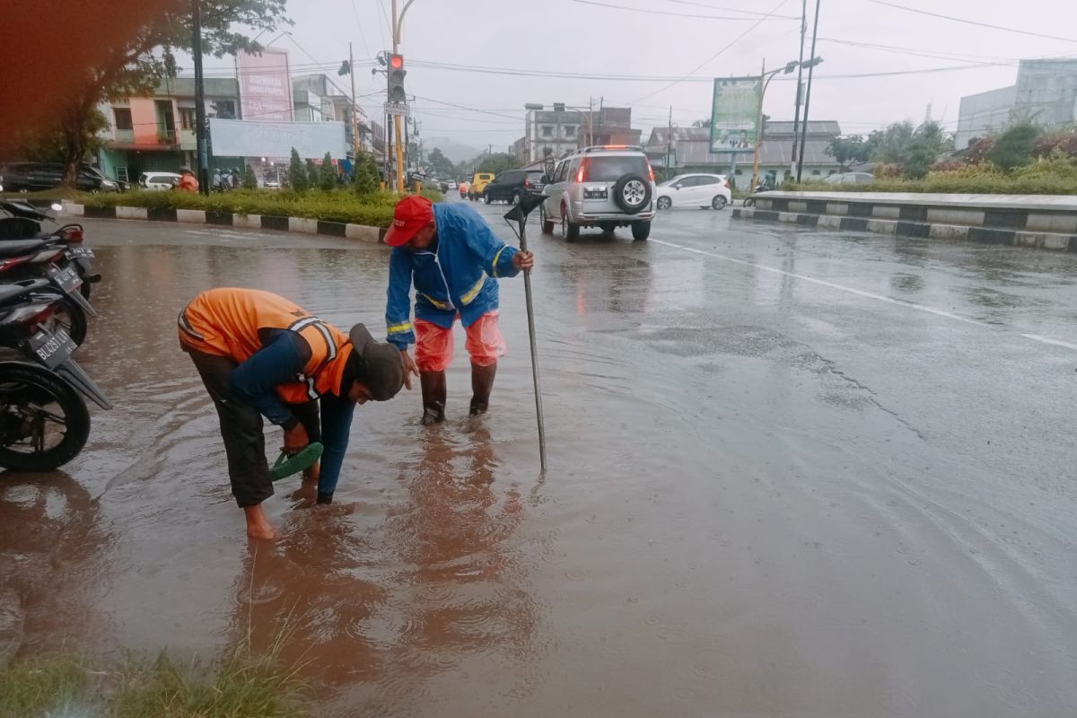 Banda Aceh kembali digenangi air hujan, BPBD ingatkan warga tetap waspada