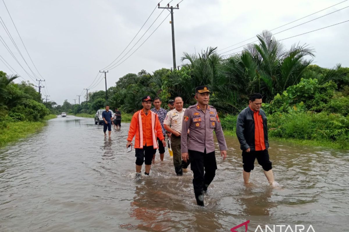 Tim gabungan Bangka Barat membantu warga tangani banjir