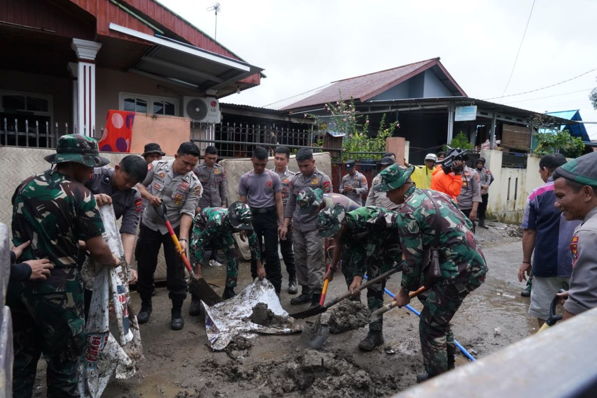 Prajurit Kodam XIII/Merdeka-Polri masih kerja bakti di lokasi bencana