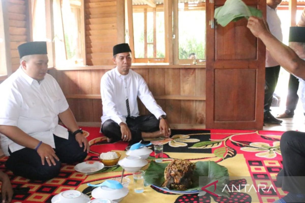 Masyarakat Angkola Sangkunur sambut Bupati Tapsel dengan ritual adat 