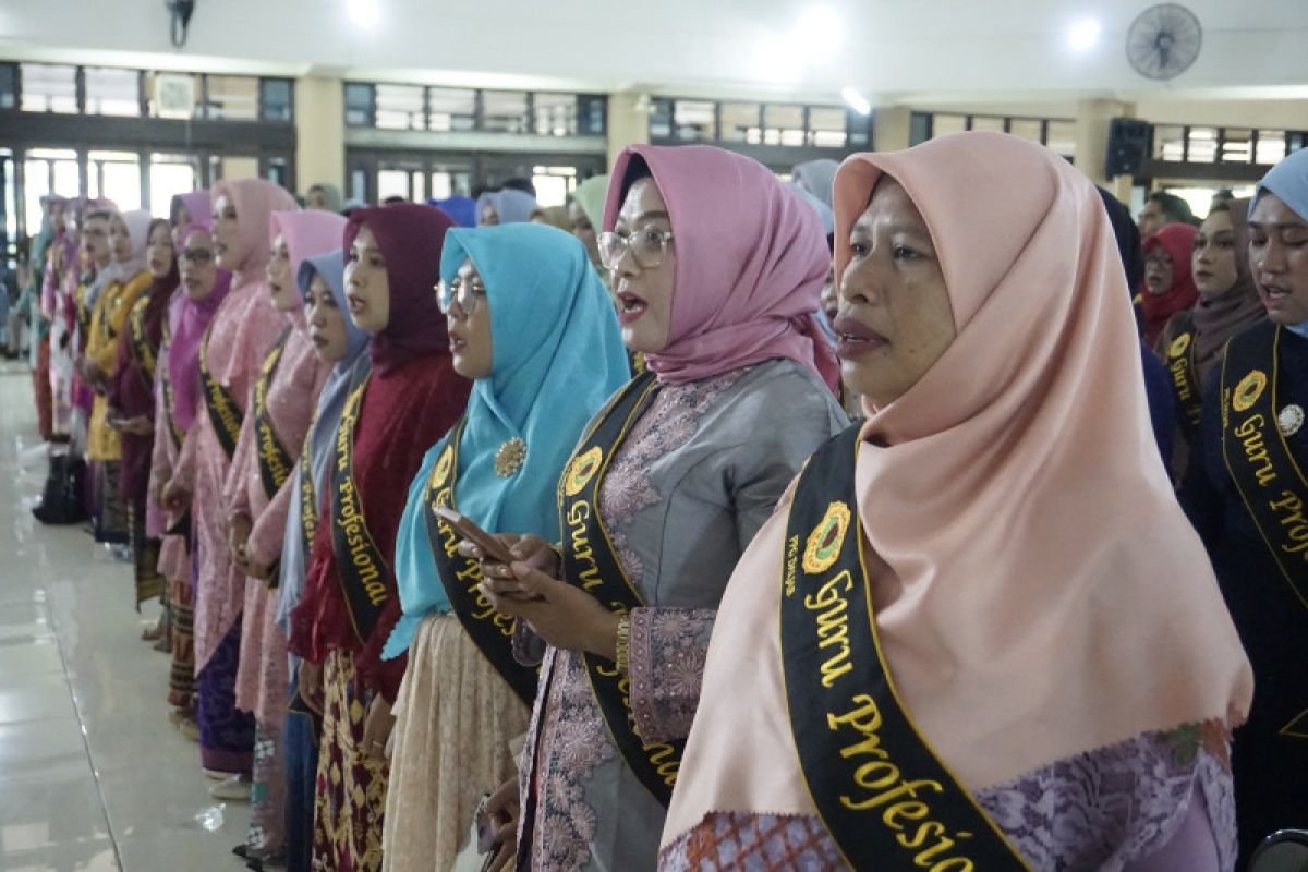 Universitas Mataram mengukuhkan 1.513 guru profesional