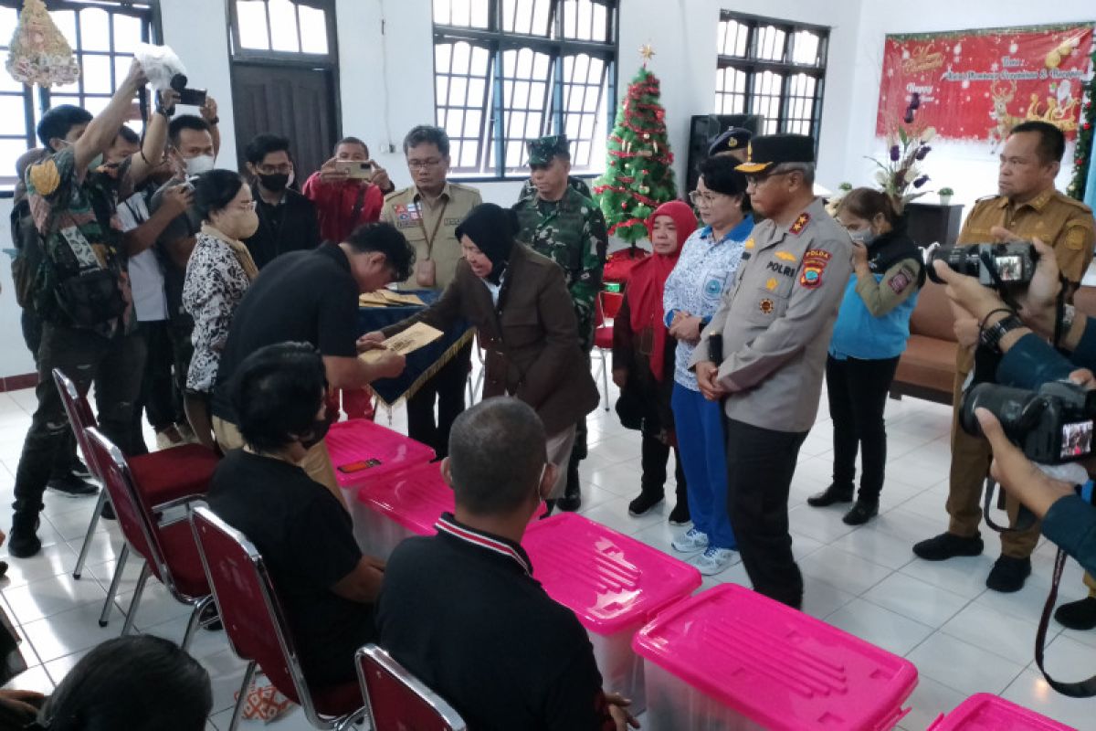 Mensos Risma serahkan bantuan kepada korban bencana banjir-tanah longsor di Manado