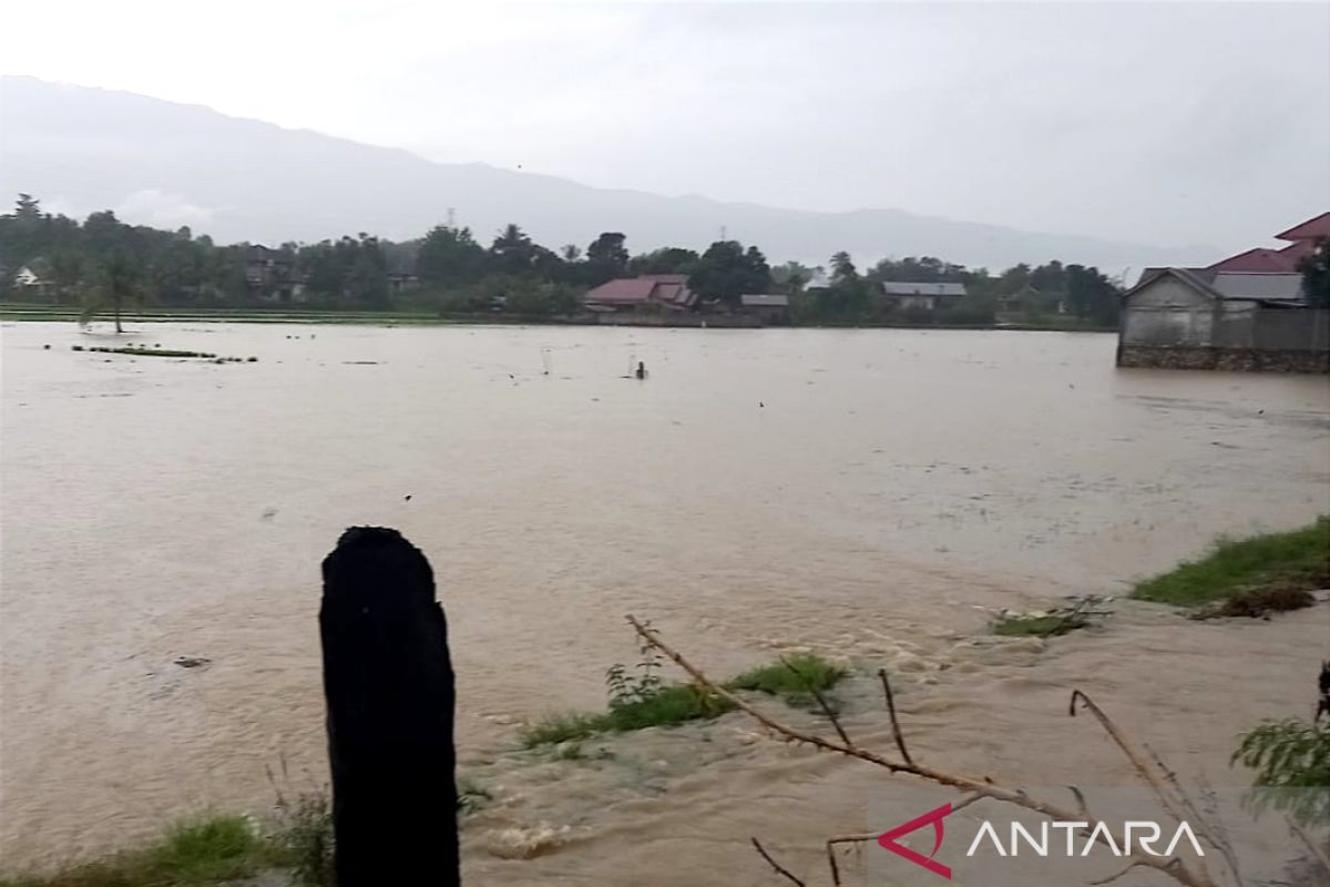 Rumah dan lahan pertanian warga Aceh Besar terendam banjir akibat embung jebol