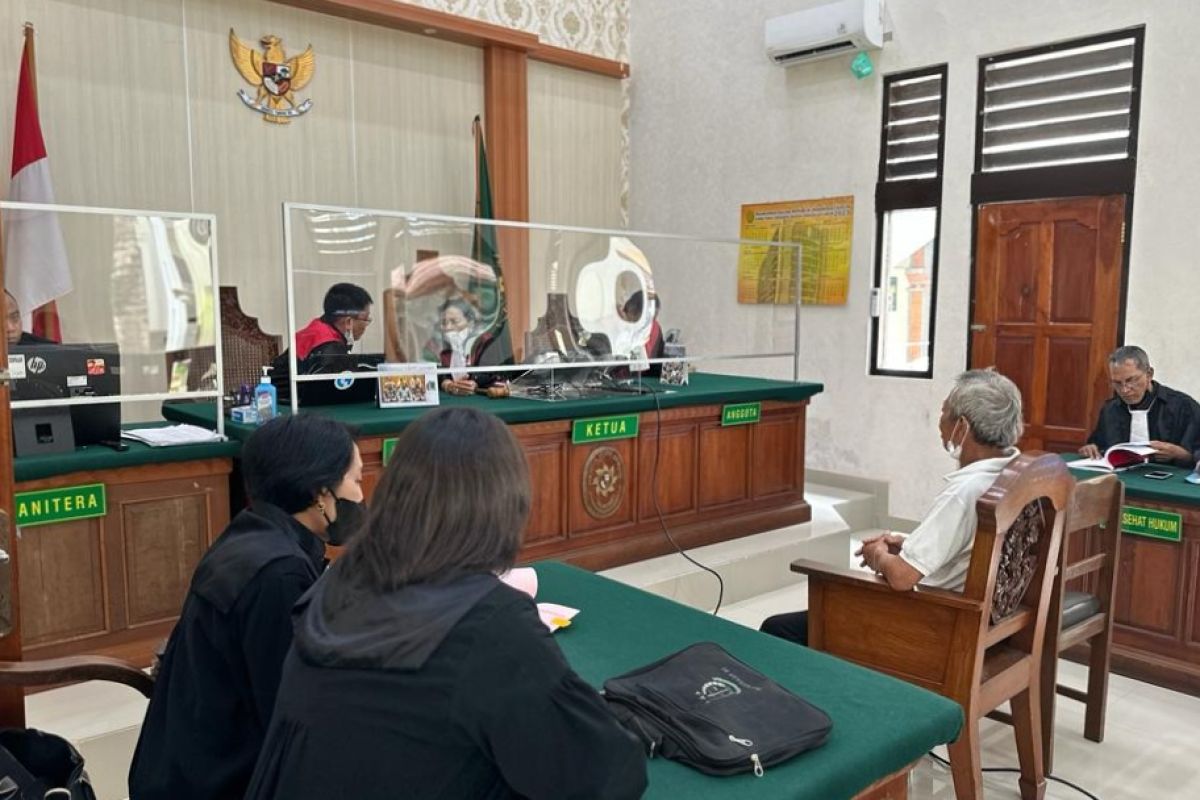 Kejari Denpasar tuntut seorang pegawai bank BUMN lima tahun penjara