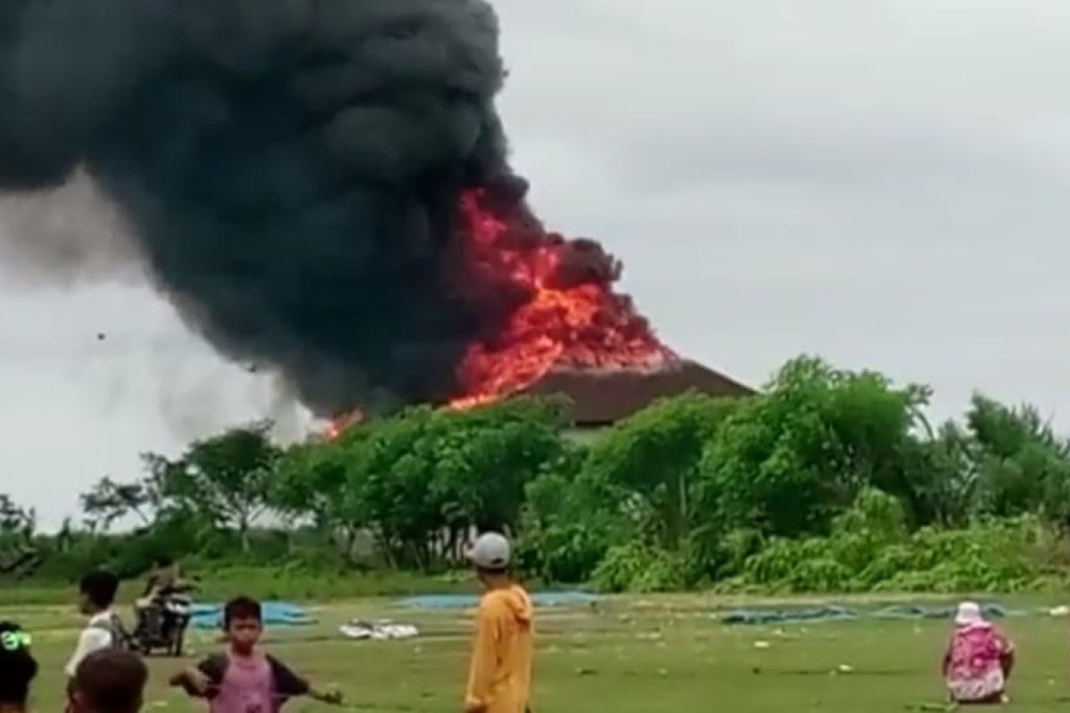 Hotel di Srewe Lombok Timur dirusak dan dibakar ratusan massa