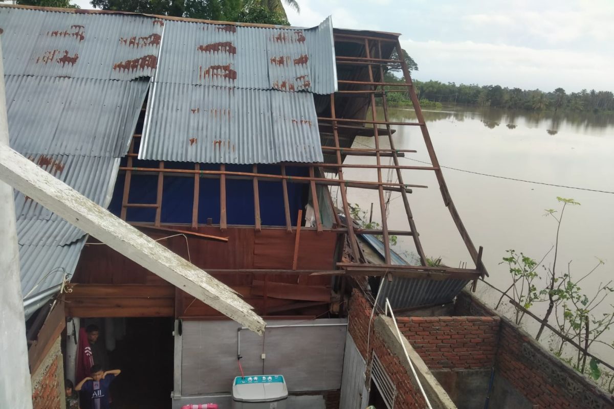 Atap rumah rusak akibat angin kencang di Pidie