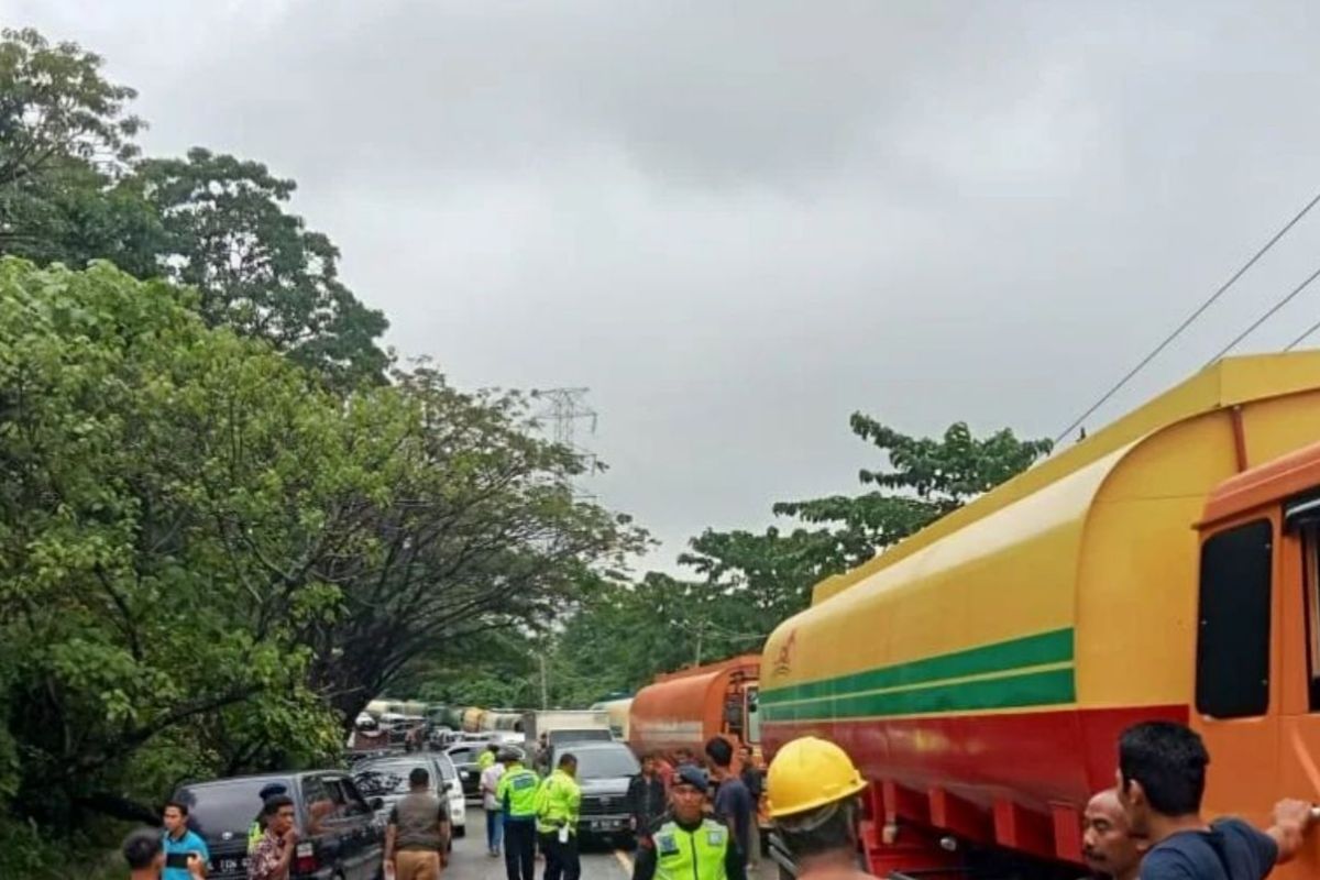 Truck CPO teperosok di jalan ambles KM 81, lalu lintas macet total