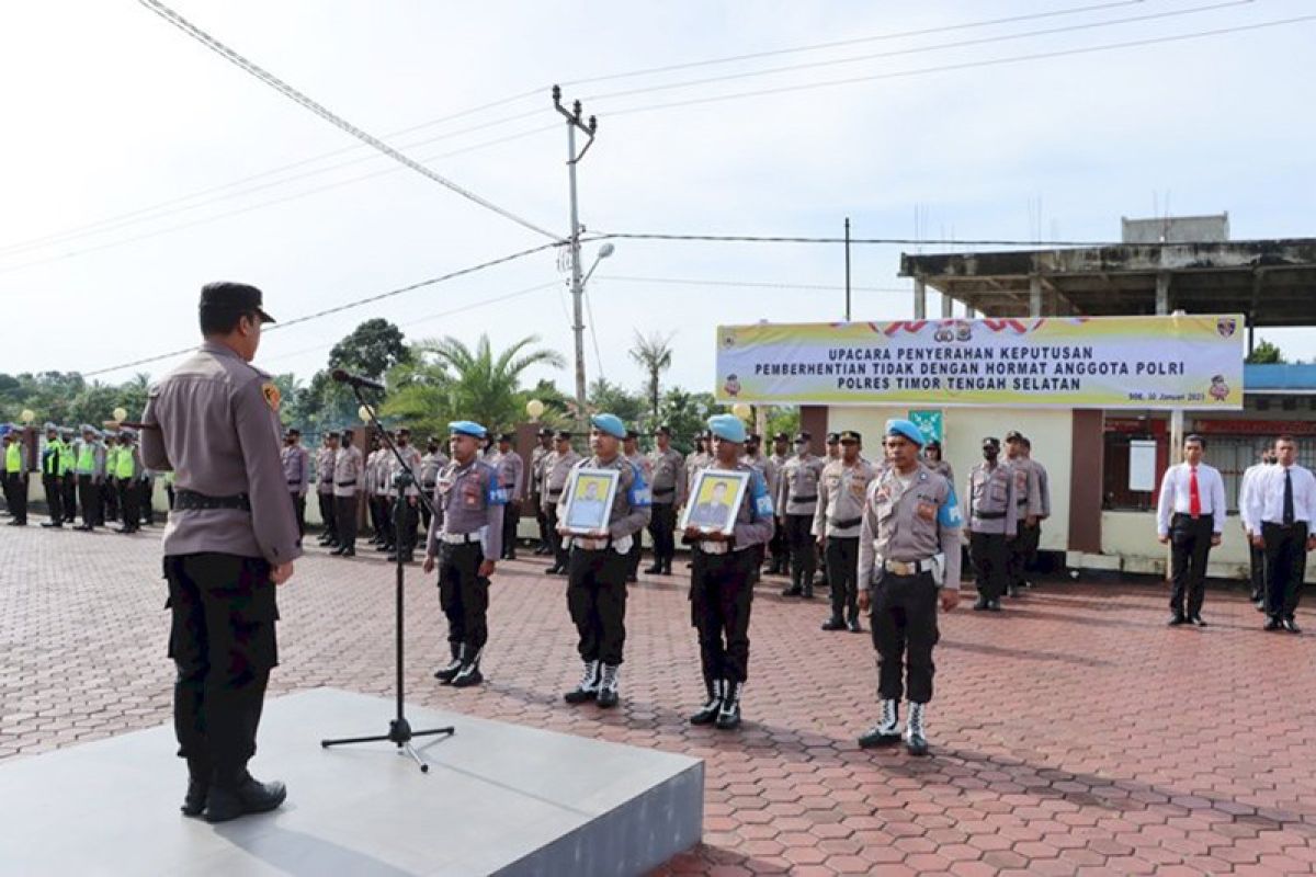 Dua anggota polisi di NTT diberhentikan tidak dengan hormat