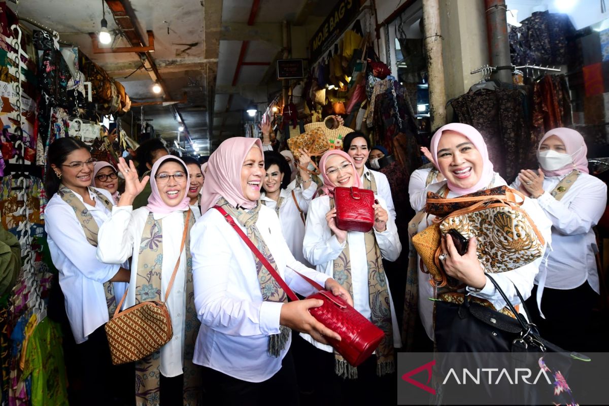 First Lady reviews trade activities at Yogyakarta's Beringharjo Market