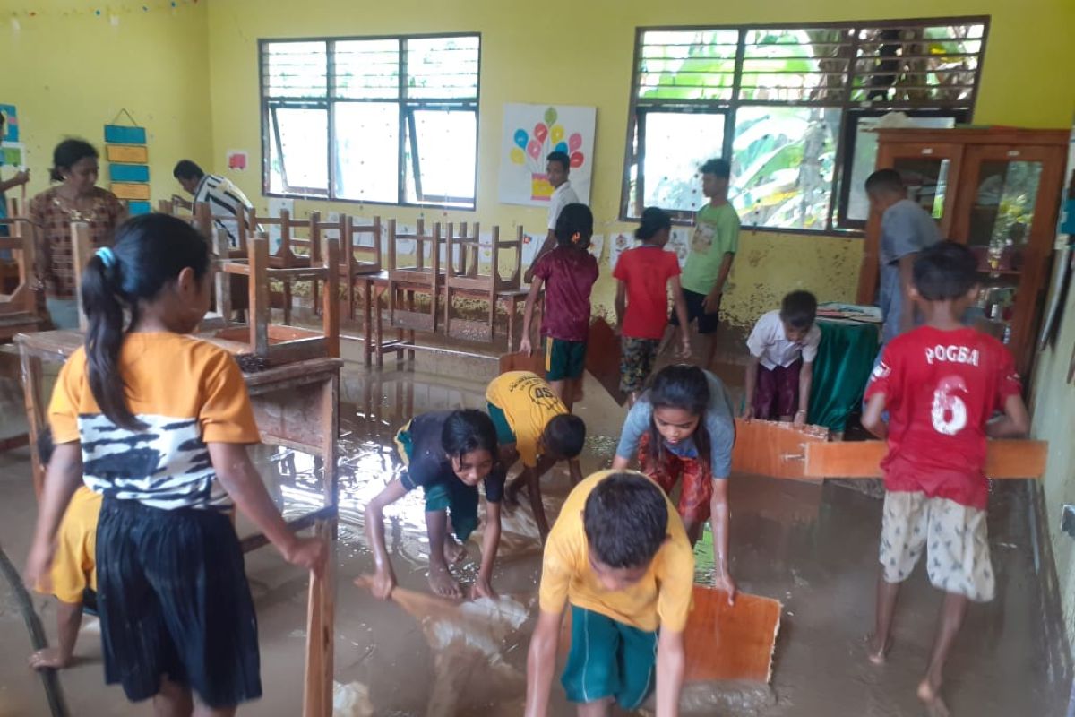 Banjir terjang Desa Nunbaun di Kabupaten Kupang