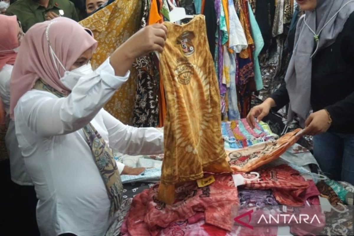 Ibu Negara Iriana Joko Widodo borong tas hingga daster di Pasar Beringharjo