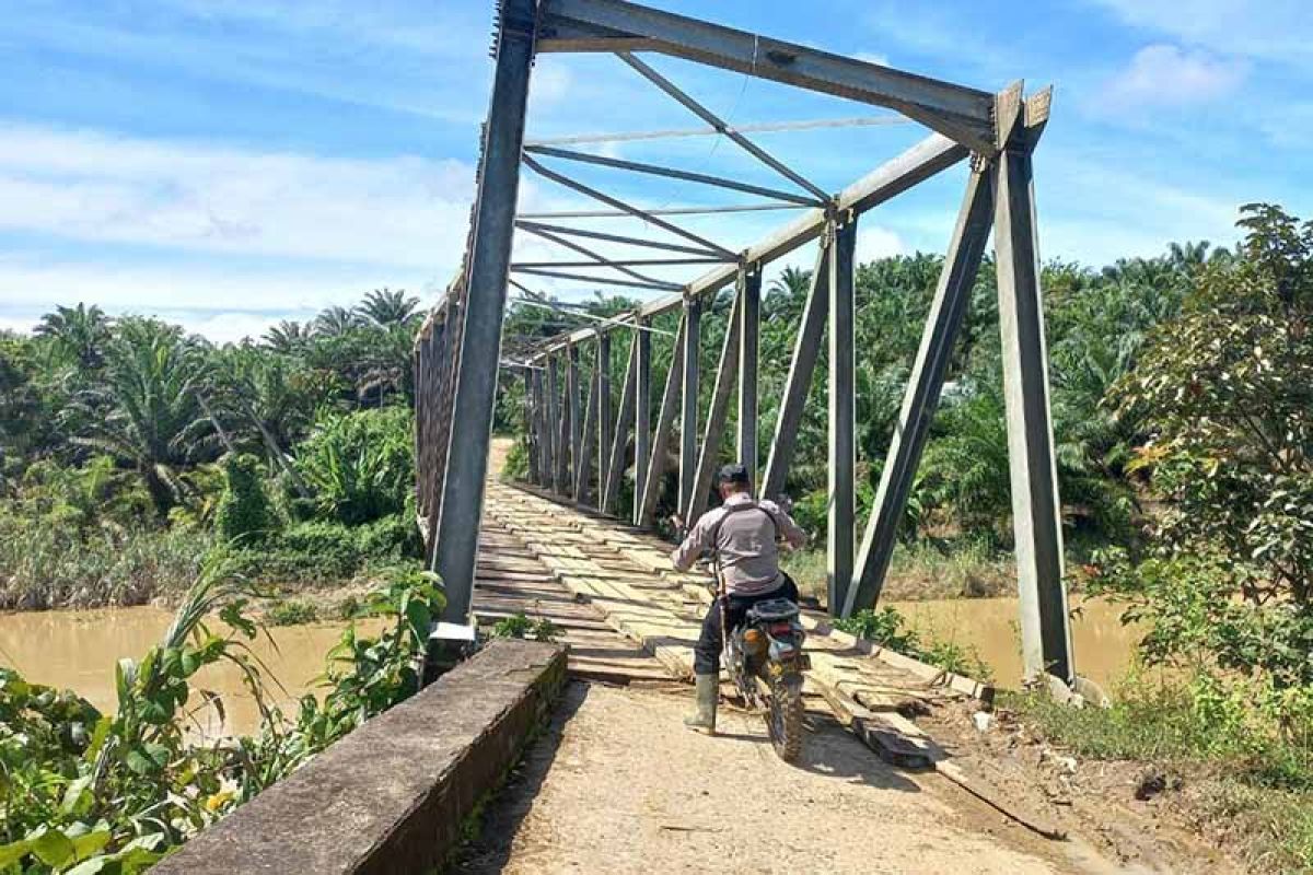 Jembatan di pedalaman Aceh Timur terancam amblas