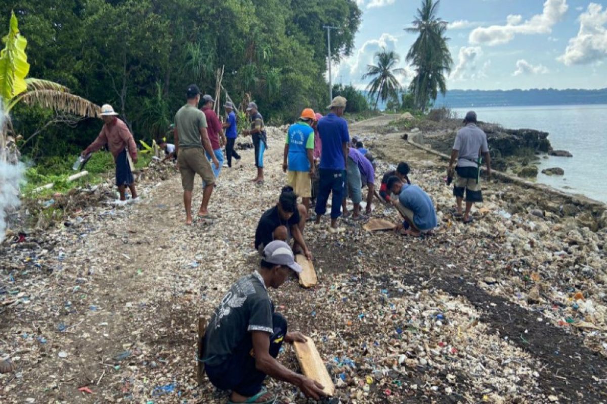 Babinsa dan masyarakat Wakatobi kerja sama memperbaiki jalan terputus