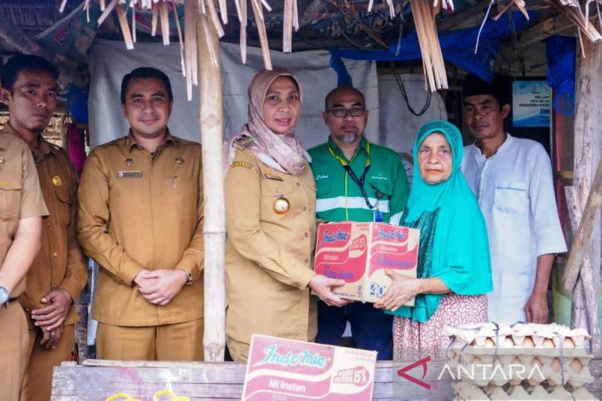 Peduli warga miskin, Pj Bupati Nagan Raya serahkan bantuan untuk warga lansia