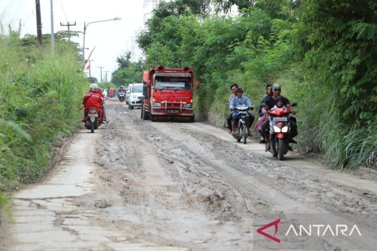 Pemkab Bekasi perbaiki kerusakan Jalan CBL secara bertahap pada 2023