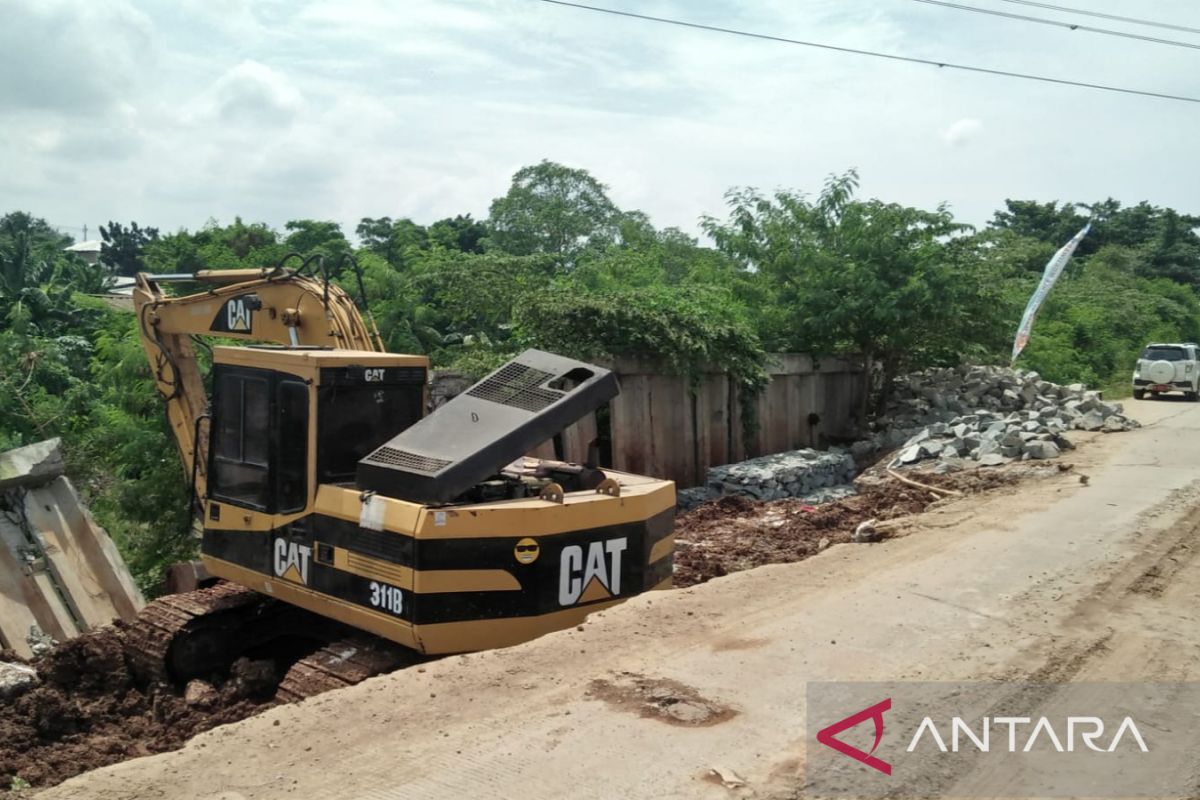 Pemkab Bekasi memperbaiki jalan ambles di ruas Cikarang Bekasi Laut