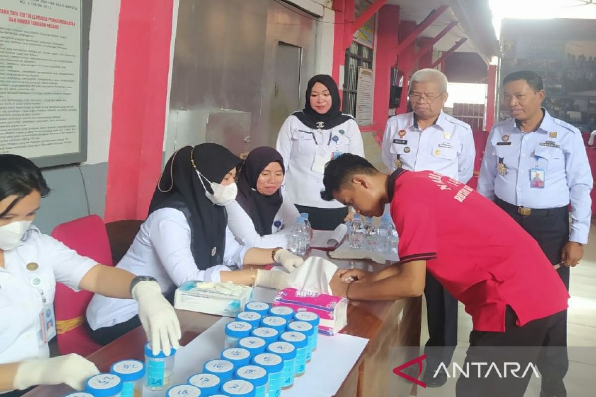 Kemenkumham Sultra dan BNN sinergi tes urine narapidana Rutan Kendari