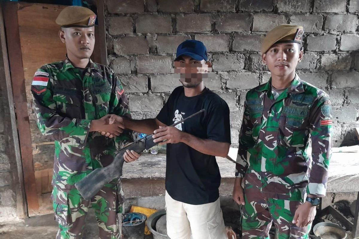 Sejumlah warga Halmahera Utara serahkan senjata rakitan ke Satgas Yonarhanud