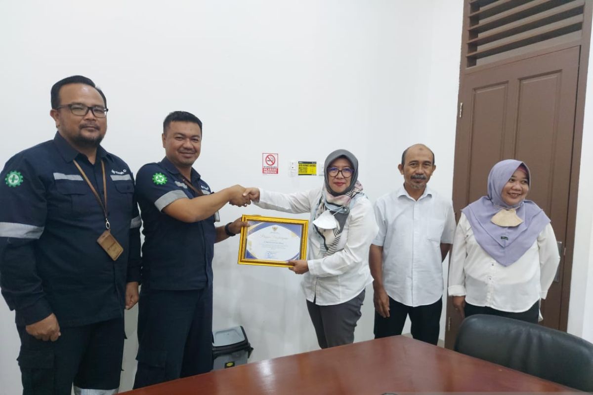 Komitmen Salurkan CSR, PT Timah Tbk Terima Penghargaan Bupati Belitung
