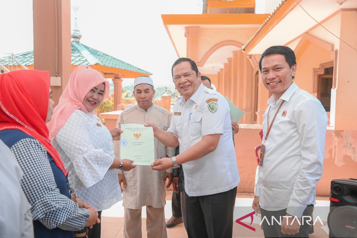 Wali Kota Padang Sidempuan bagikan sertifikat tanah di kelurahan Batunadua Jae