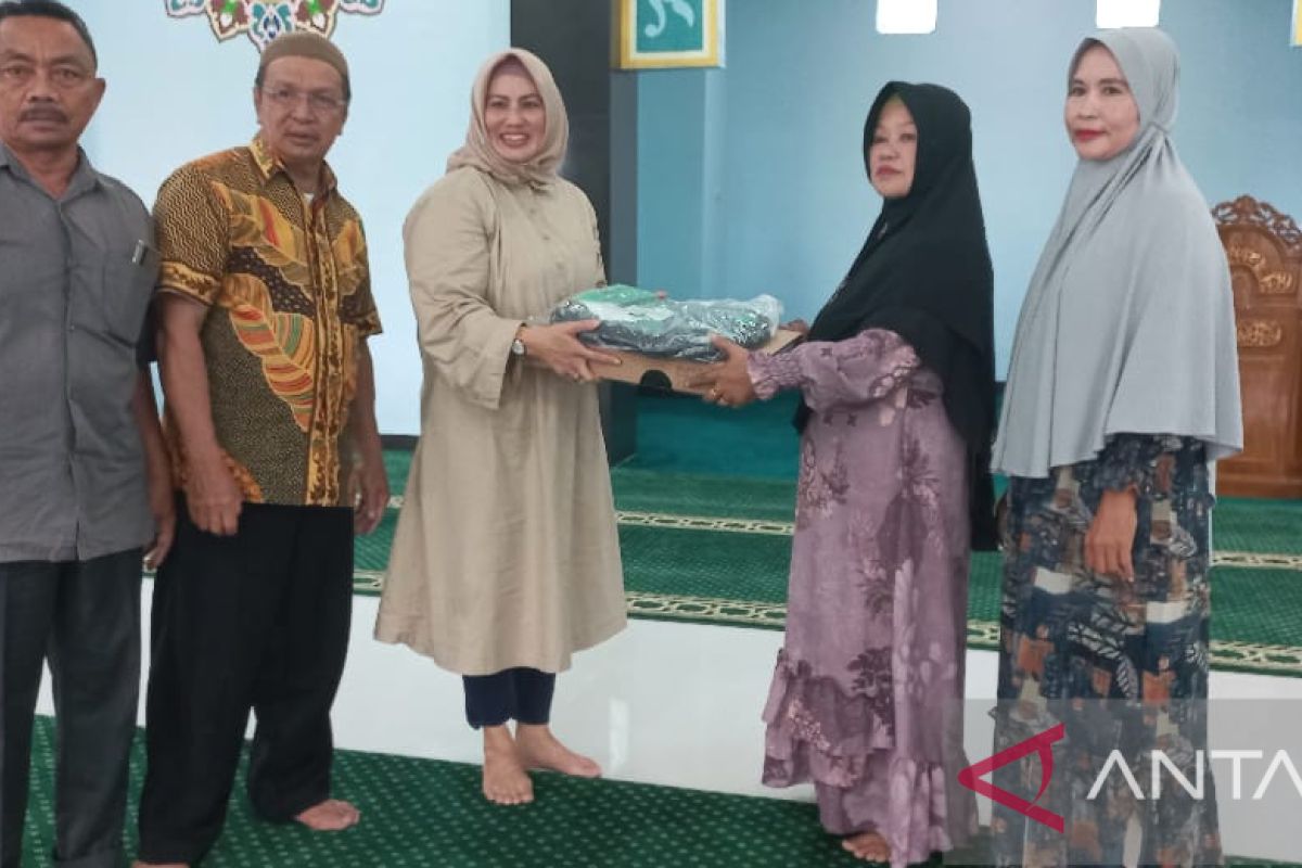 Hellyana serahkan bantuan satu unit laptop untuk Bank Sampah Desa Nelayan