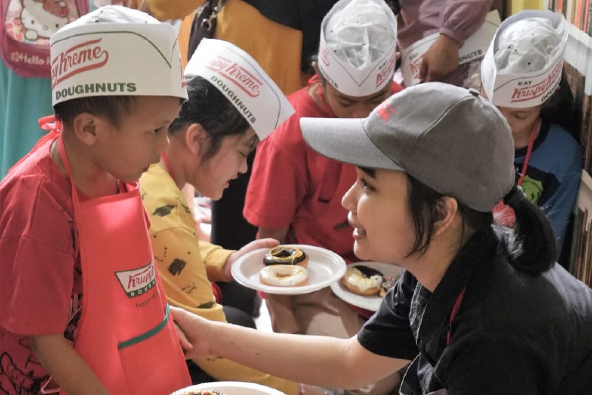Krispy Kreme bagikan buku untuk bantu akses baca anak kurang mampu