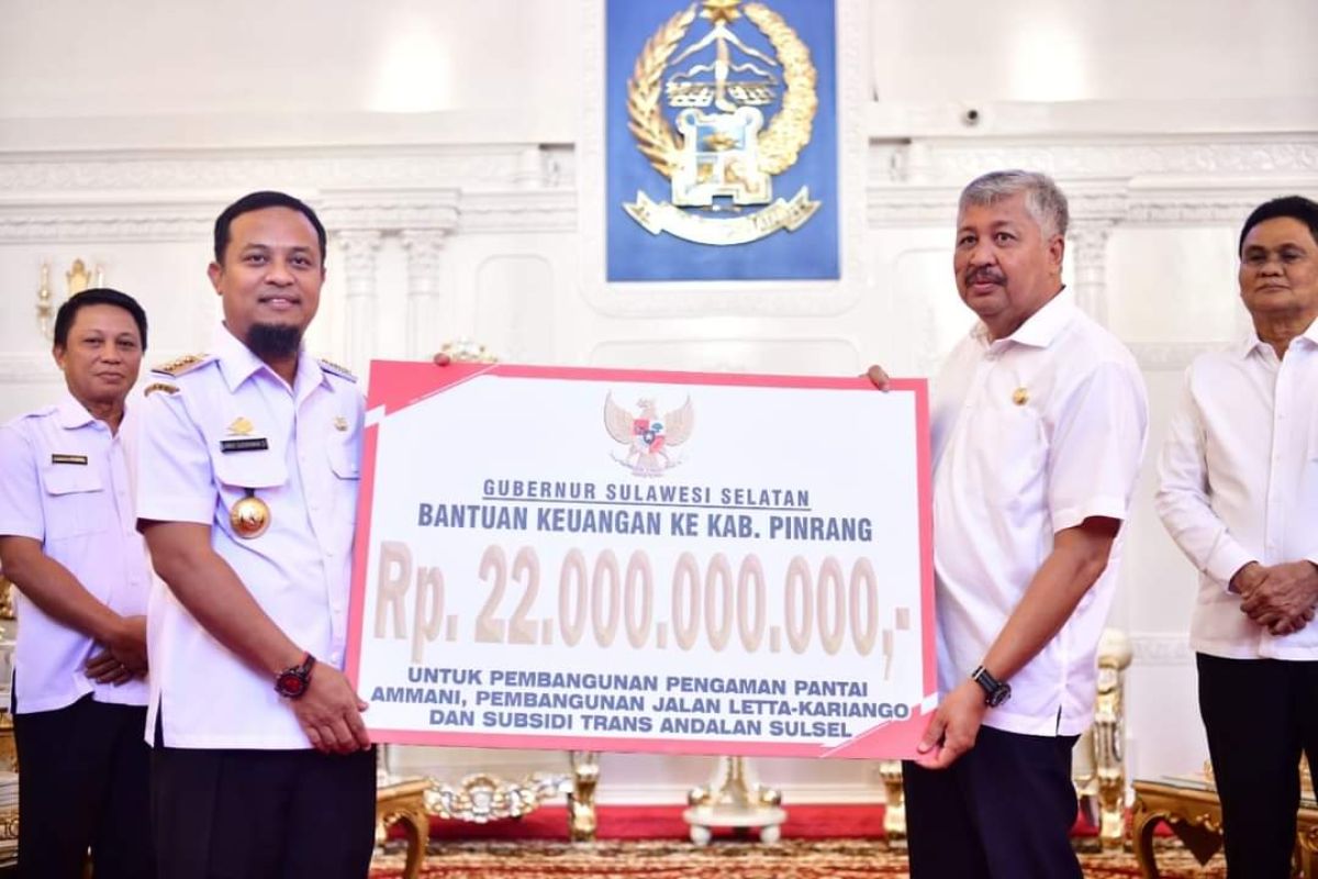 Pemprov Sulsel serahkan bantuan sebesar Rp22 miliar untuk Pemkab Pinrang