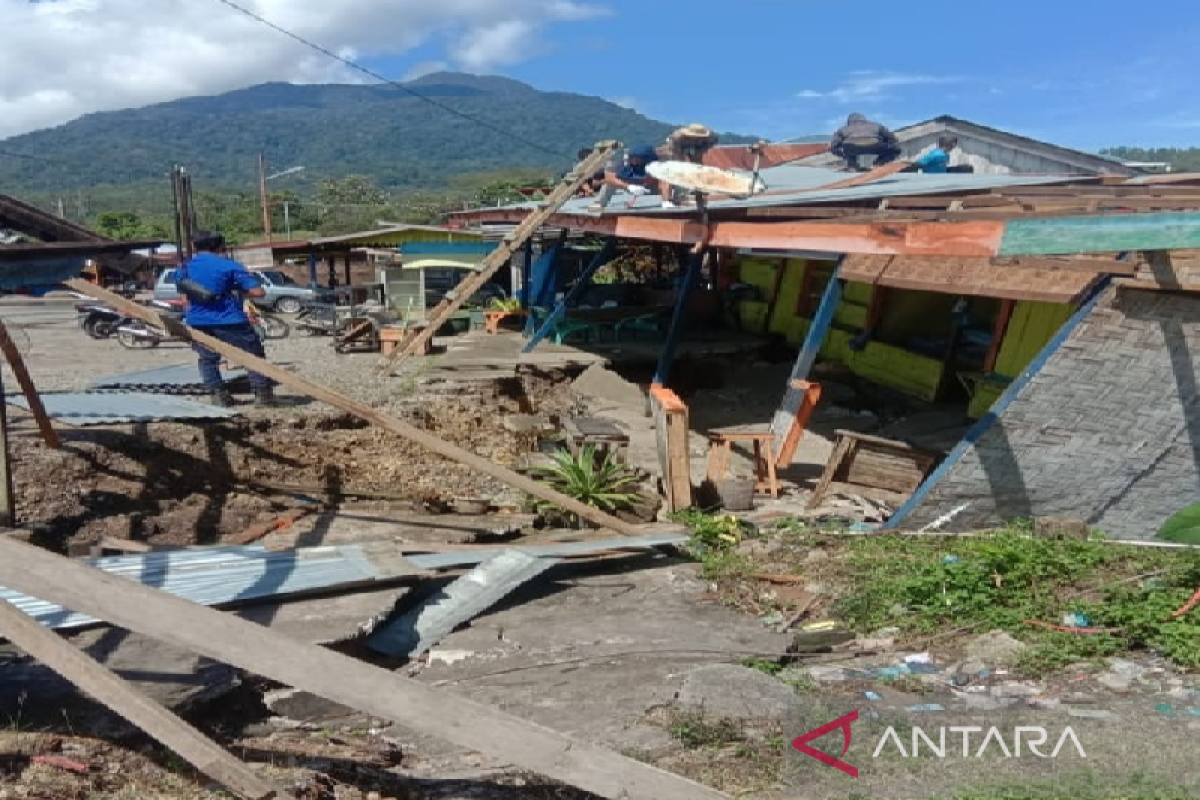 Pergeseran tanah di Seulawah Aceh Besar capai 1,3 meter bikin tempat jual keripik rusak