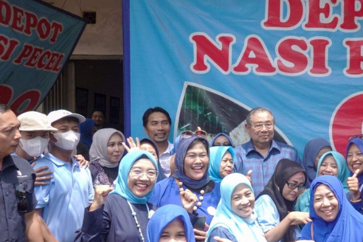 Mantan Presiden SBY bernostalgia nikmati nasi pecel di Depot 99 Madiun