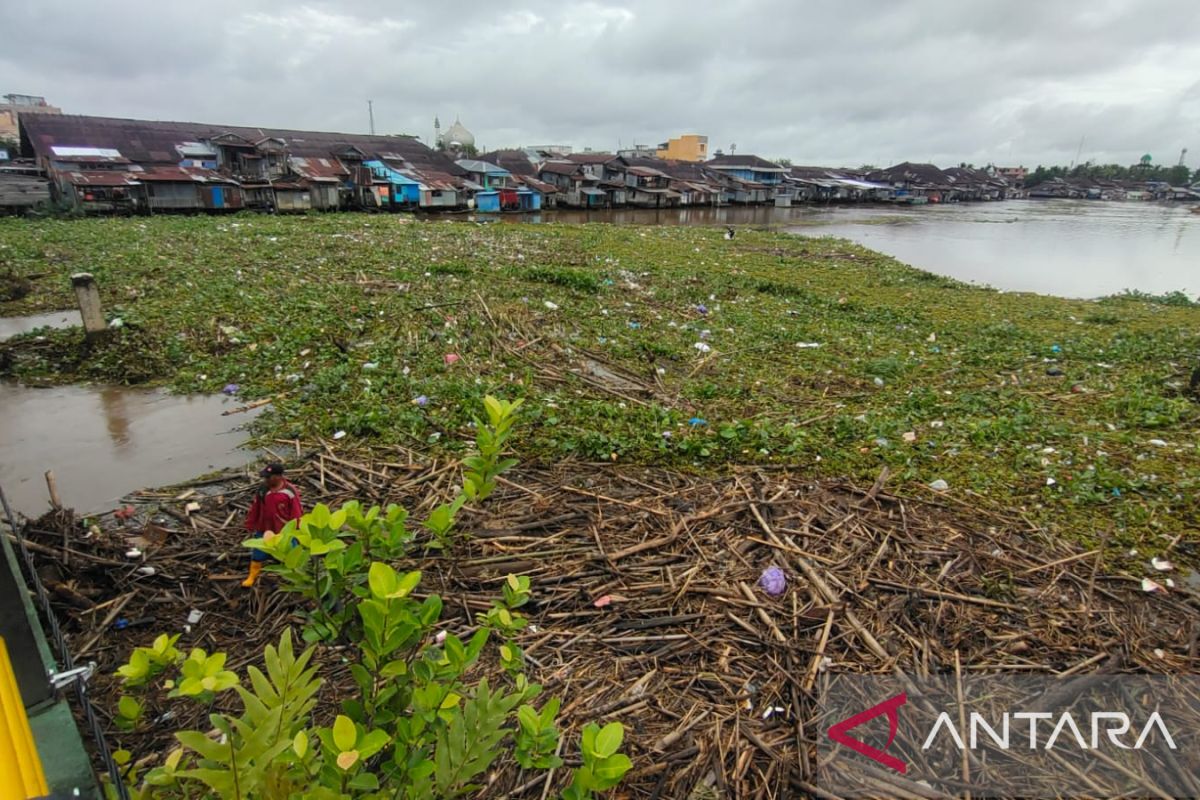 Pasukan turbo tangani hamparan sampah di Sungai Martapura