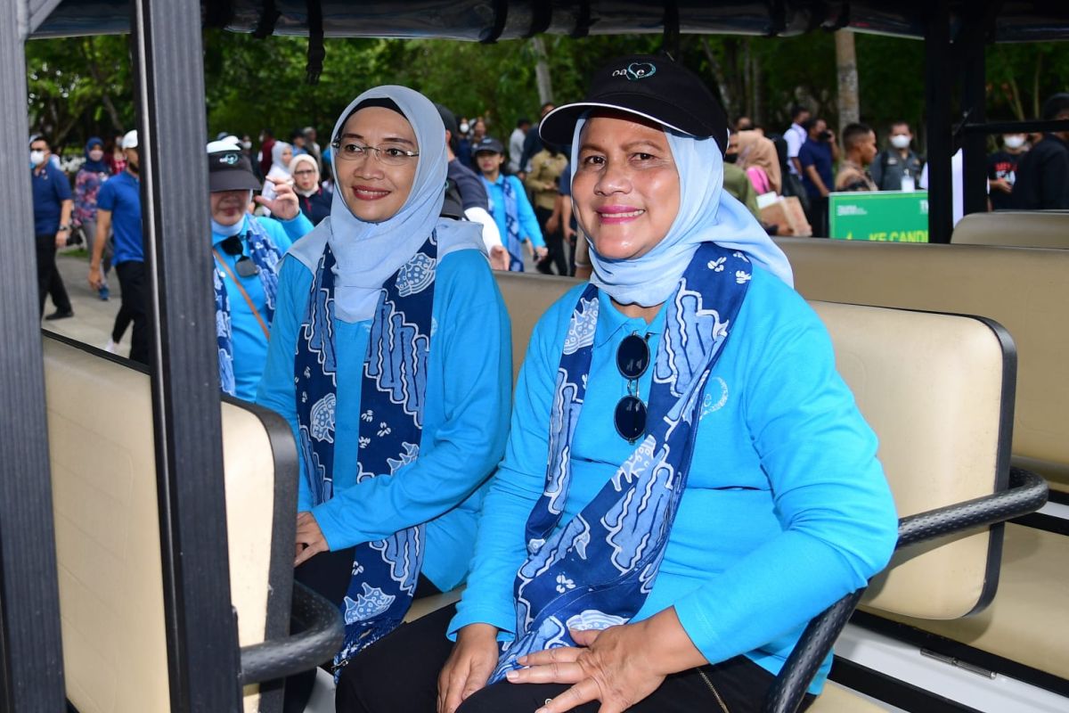 Ibu Negara dan anggota OASE KIM lakukan penanaman pohon bersama