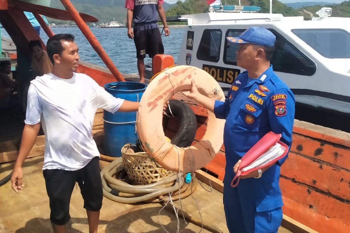 Satuan Polisi Airud Polres Sibolga  periksa kelengkapan surat kapal