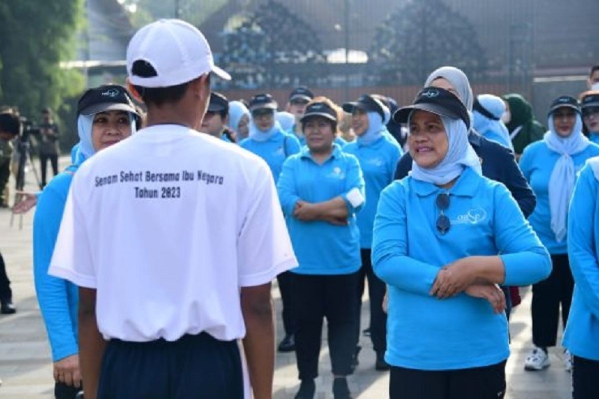 Ibu Negara Iriana Joko Widodo lakukan senam sehat bersama siswa di Magelang
