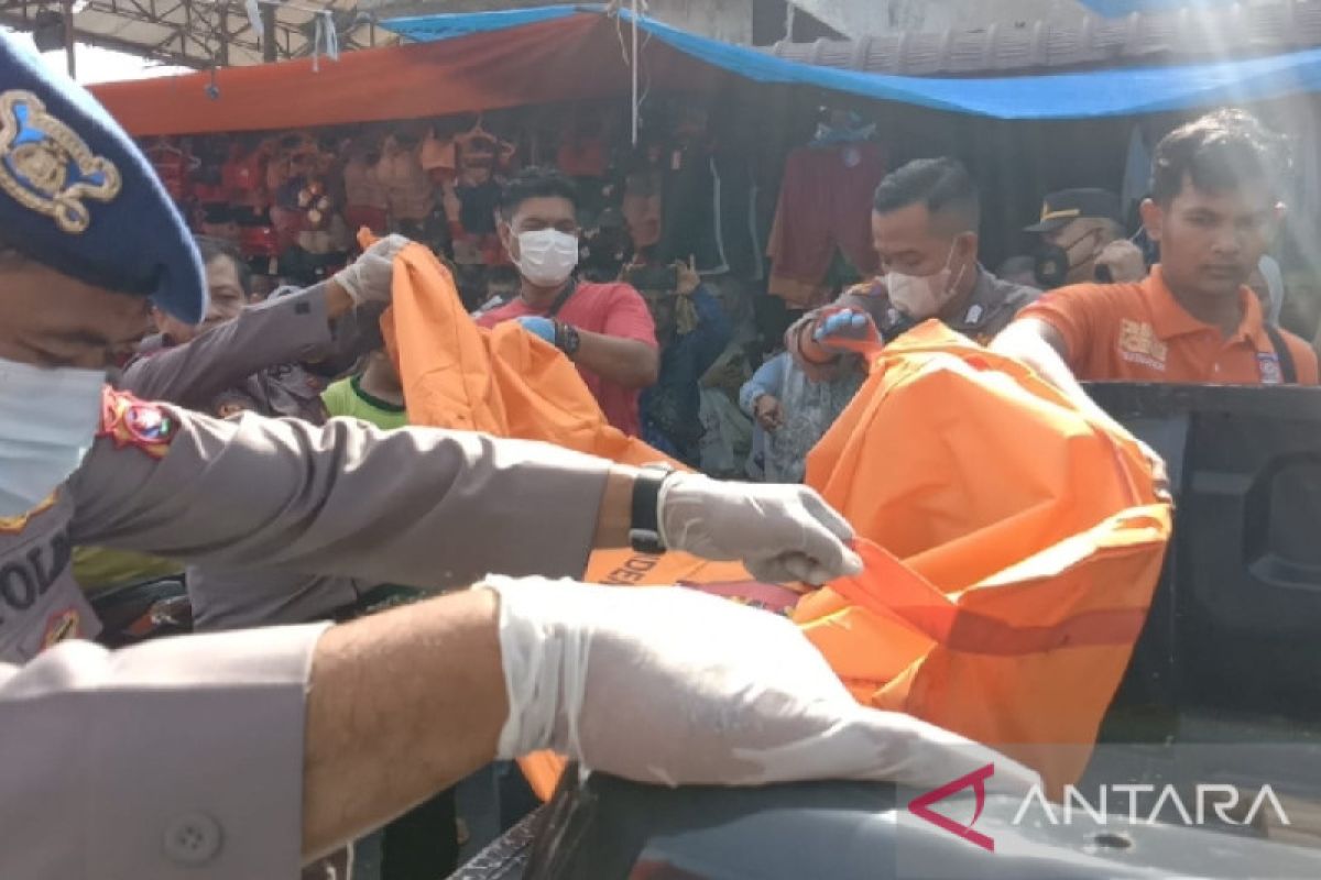 Mayat tanpa identitas ditemukan di Pasar Raya Padang, kondisi telah membusuk