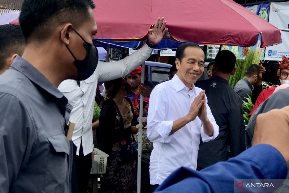 Presiden Jokowi cek harga barang di Pasar Baturiti Tabanan