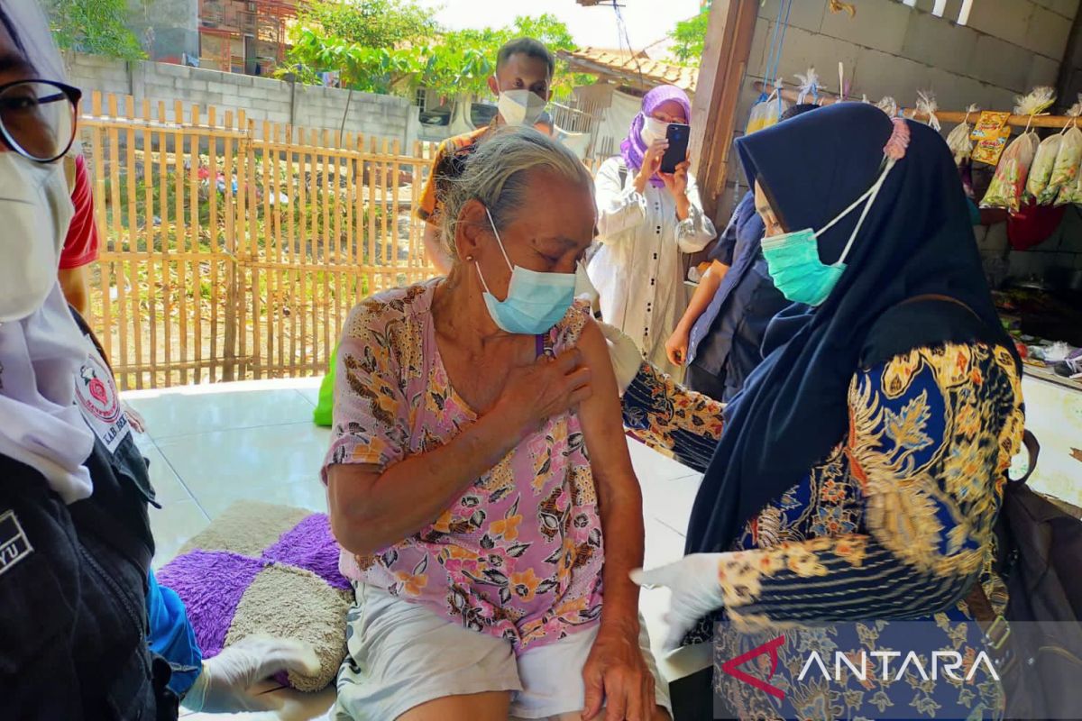 Vaksinasi COVID-19 dosis keempat sudah dilakukan pada 20 persen sasaran di Bekasi