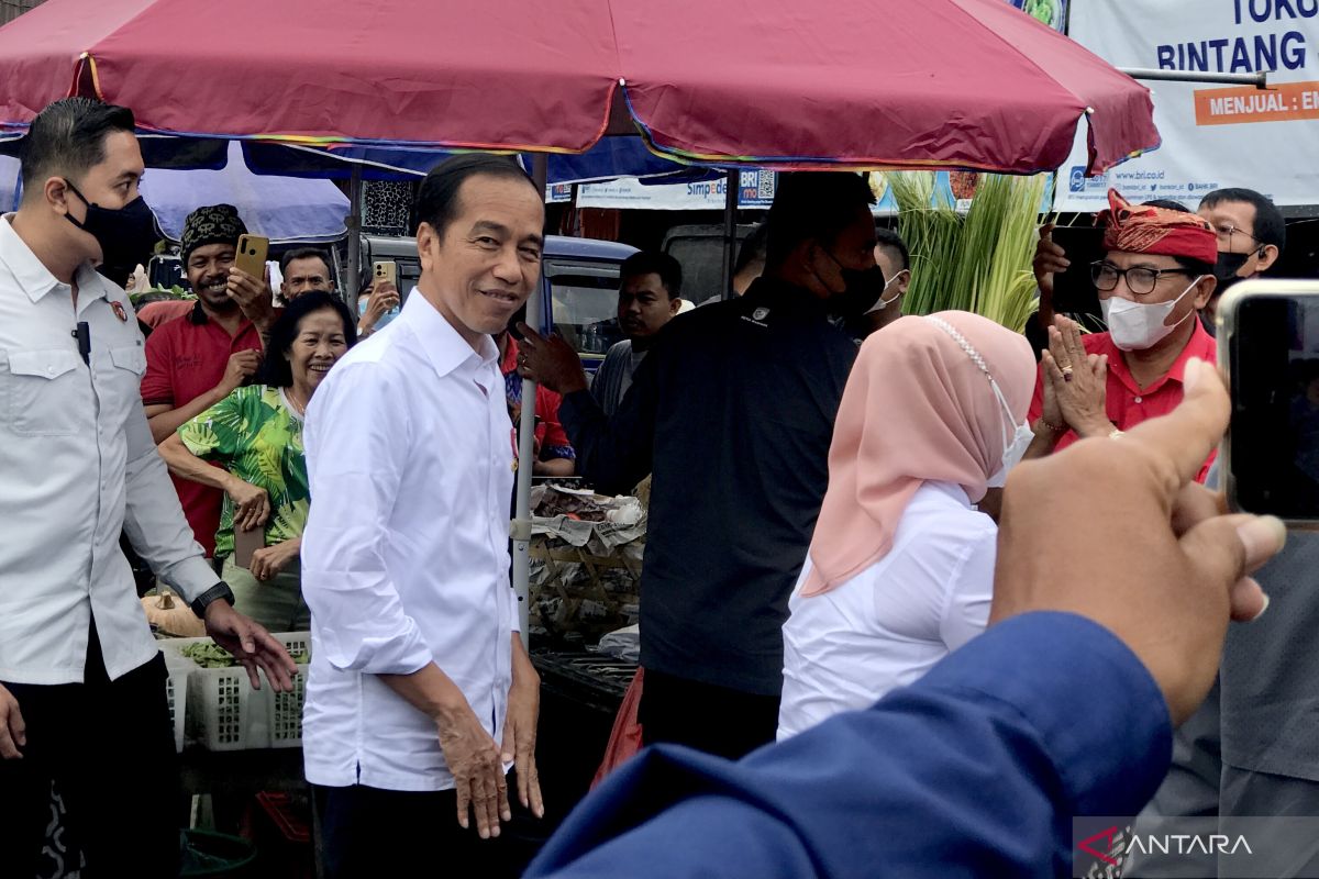 Jokowi pastikan terus operasi pasar sampai harga beras turun