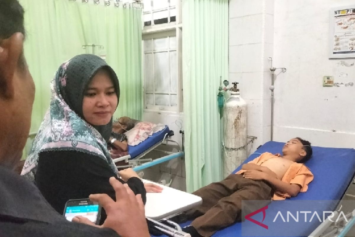 Dinkes Pariaman periksa kasus keracunan murid SD setelah mengonsumsi permen dan minuman kemasan