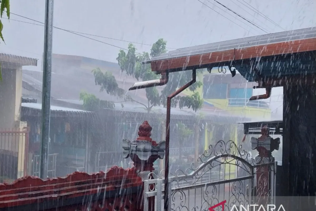 Waspadai sembilan daerah di NTT berstatus siaga hujan lebat