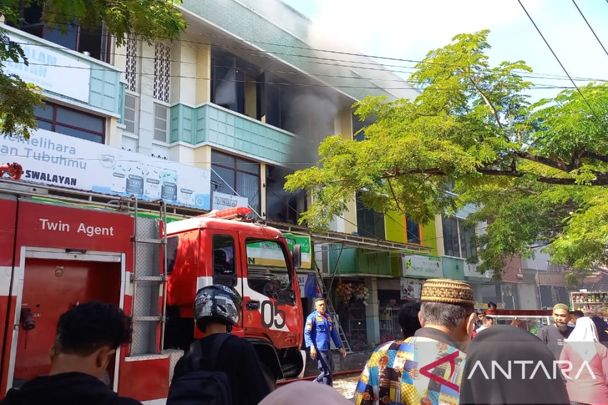 Satu unit toko ATK di Darussalam dilalap si jago merah