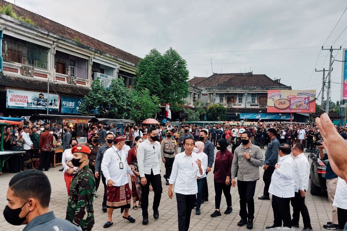 Masyarakat Jembrana antusias sambut kedatangan Presiden Jokowi