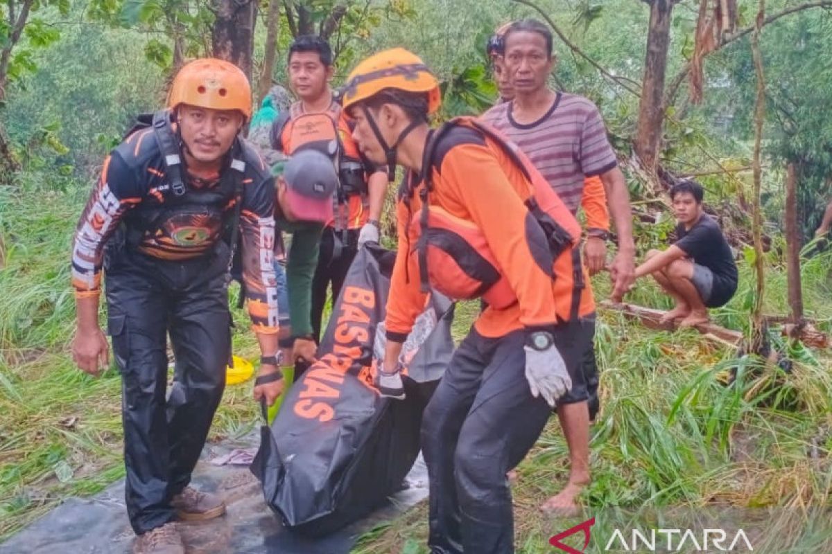 Pasangan suami istri yang terseret banjir Parepare ditemukan meninggal